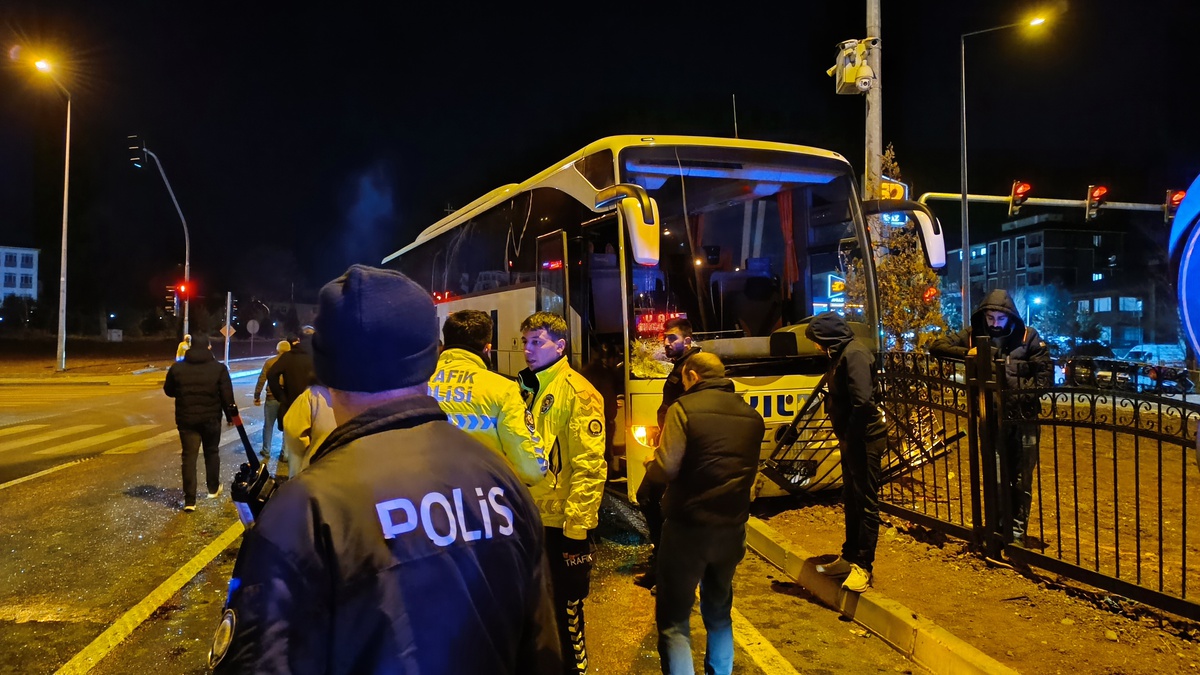 Bingöl\'de Otobüs ile Taksi Çarpıştı: 4 Yaralı