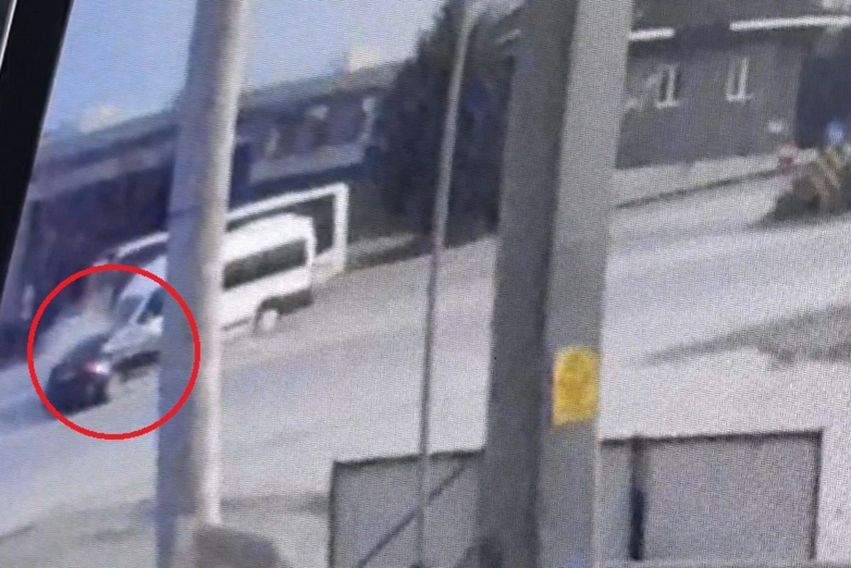 Bursa\'da Servis Minibüsü ile Otomobil Çarpıştı: 10 Yaralı