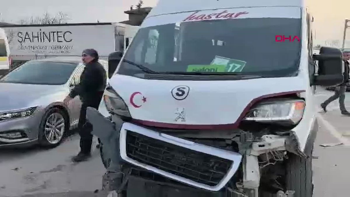 Bursa\'da Servis Minibüsü ile Otomobil Çarpıştı: 10 Yaralı