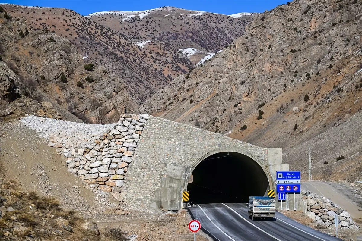 Van-Bahçesaray Yolu Çığ Riski Nedeniyle Kapalı