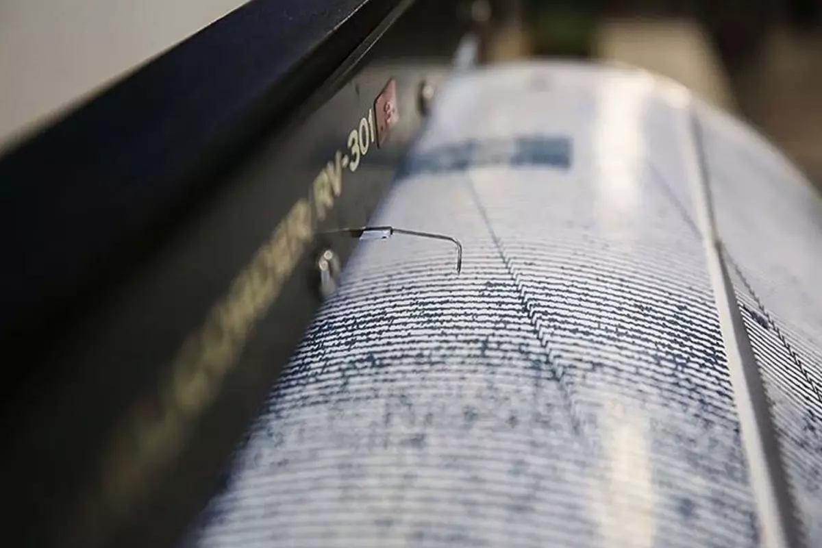 Ege Denizi'nde art arda depremler! B�lge 5.1 ile salland�