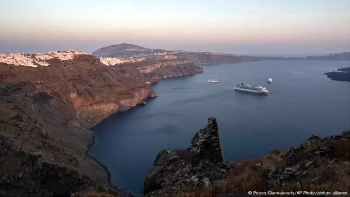 Santorini\'yi Depremler Sarsıyor