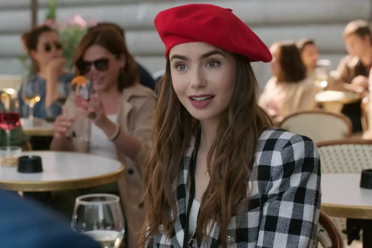 Emily in Paris\'in yıldızı Lily Collins, taşıcıyı anne ile bebek sahibi oldu