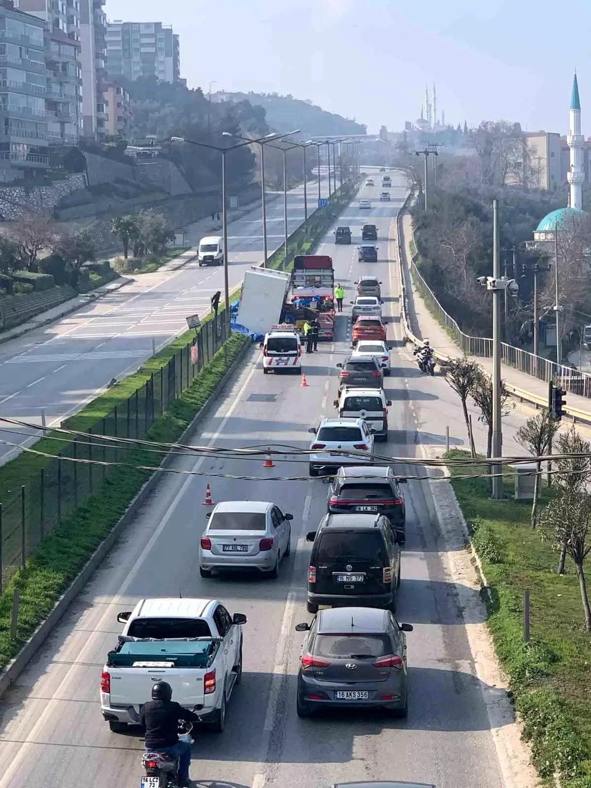 Gemlik\'te Tırdan Makine Düştü, Yol Kapandı
