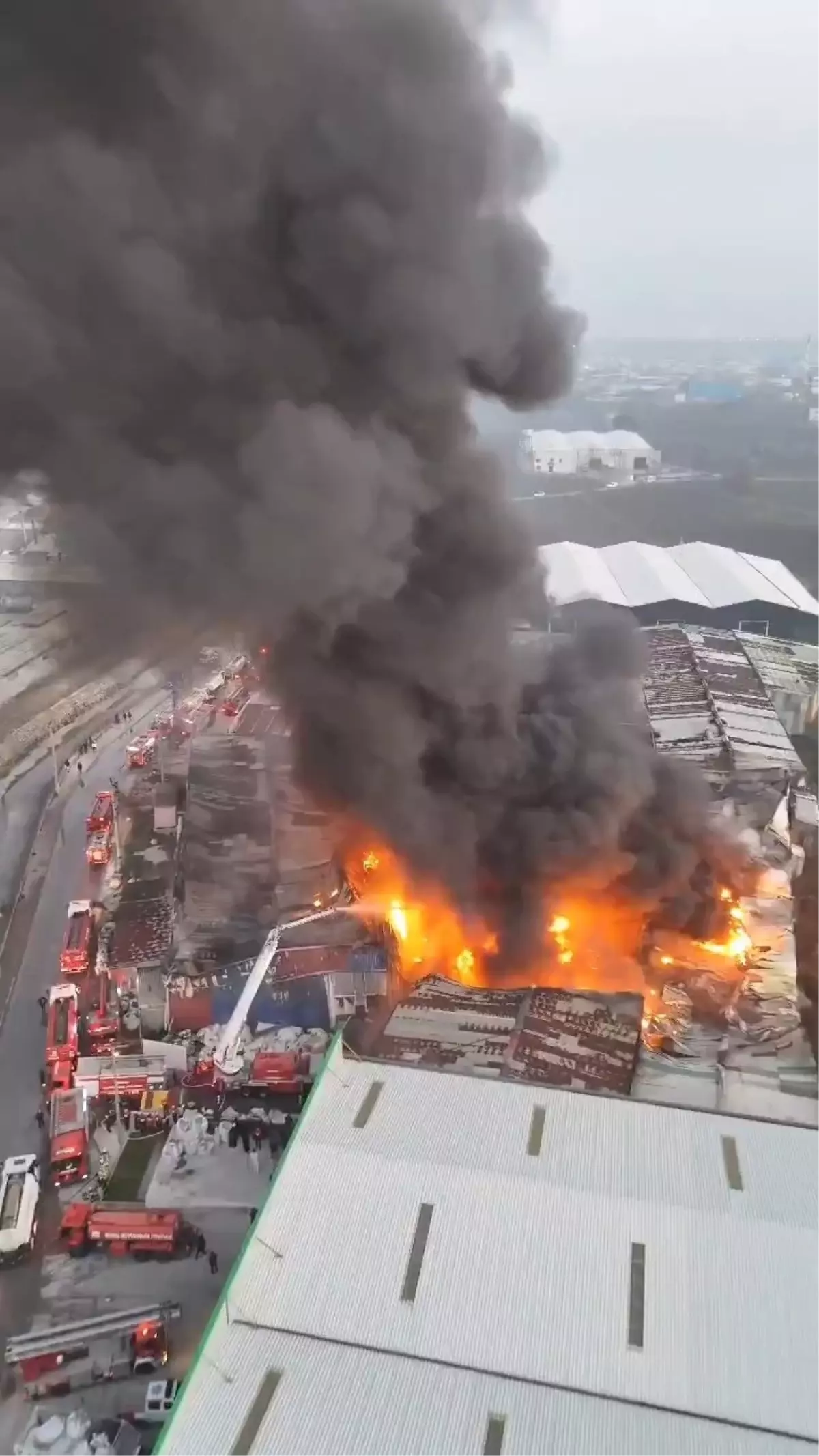 Bursa\'da Geri Dönüşüm Tesisinde ve Tekstil Fabrikasında Yangın