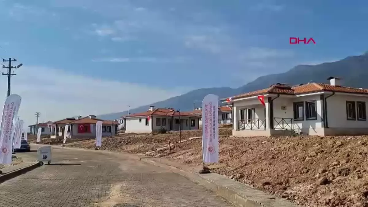 Hatay\'da depremzedeler için yapımı tamamlanan Endonezya Köyü için tören