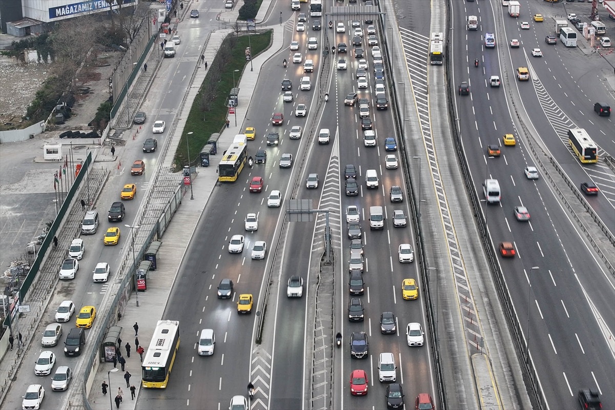 İstanbul\'da yarıyıl tatilin ardından okulların açılmasıyla trafik yoğunluğu oluştu