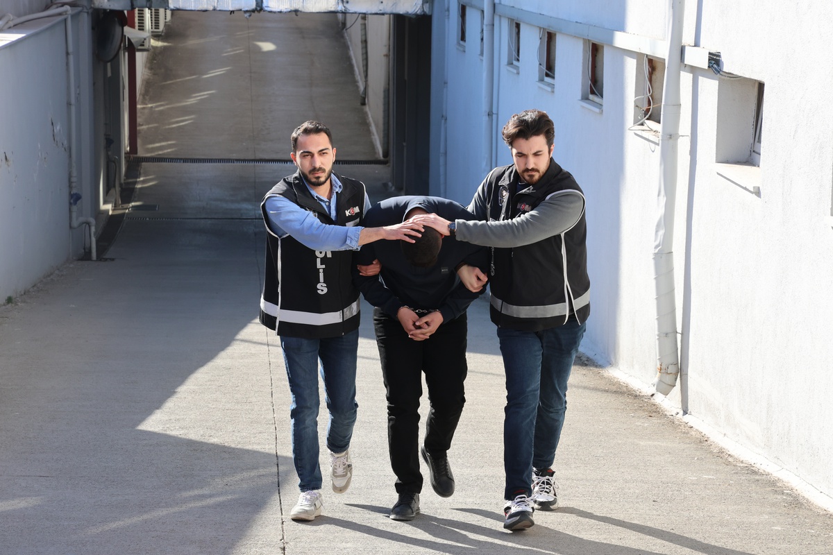 Adana\'da Otoyolda Gümrük Kaçağı Elektronik Sigara Ele Geçirildi