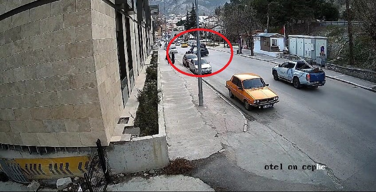 Motosiklet, sürücüsünün \'U\' dönüşü yaptığı otomobile çarptı: 1\'i ağır, 2 yaralı