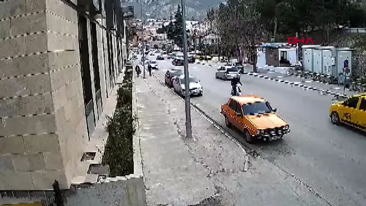 Motosiklet, sürücüsünün \'U\' dönüşü yaptığı otomobile çarptı: 1\'i ağır, 2 yaralı