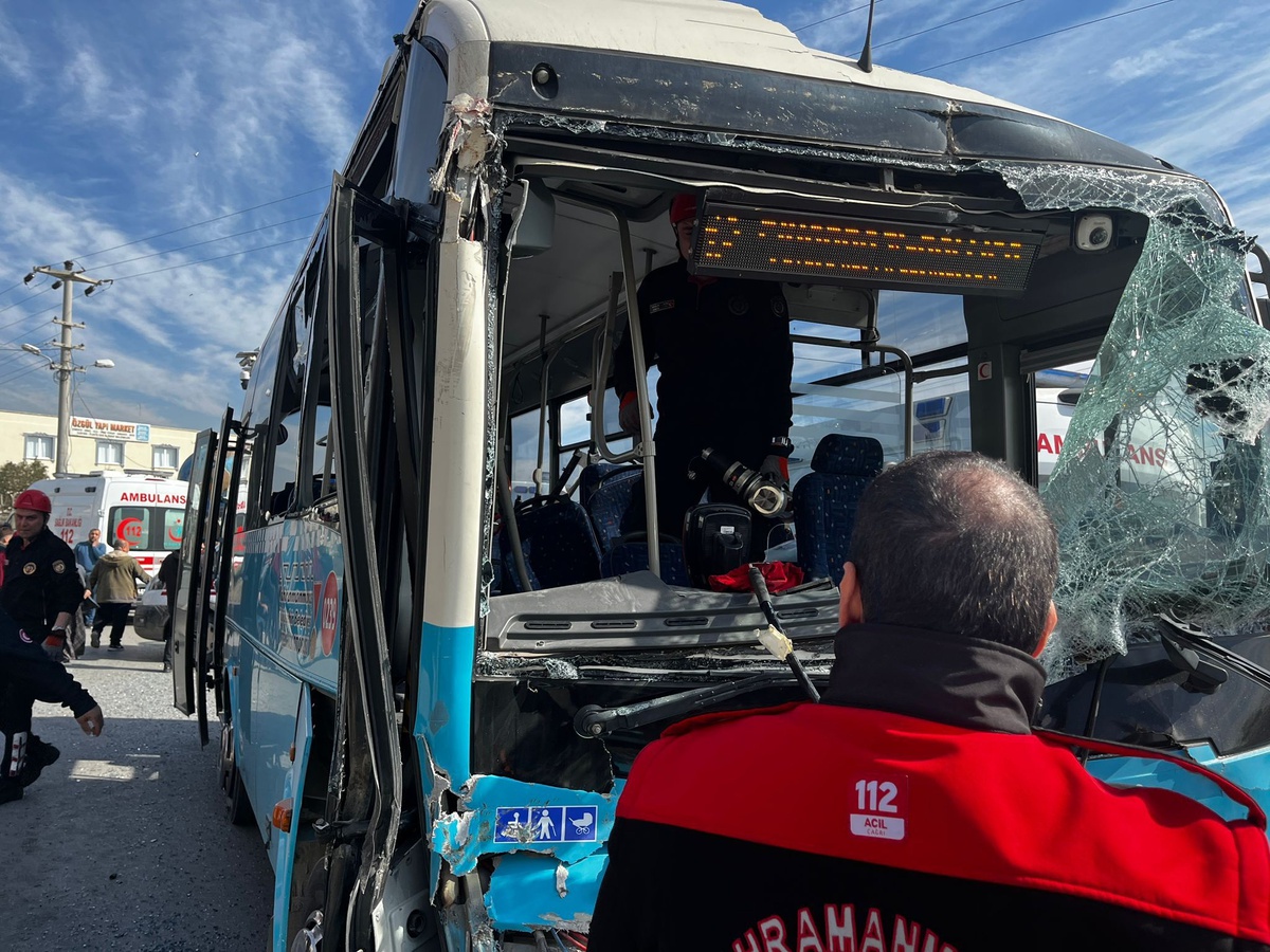 Kahramanmaraş\'ta Kamyon, Otobüse Çarptı: 11 Yaralı