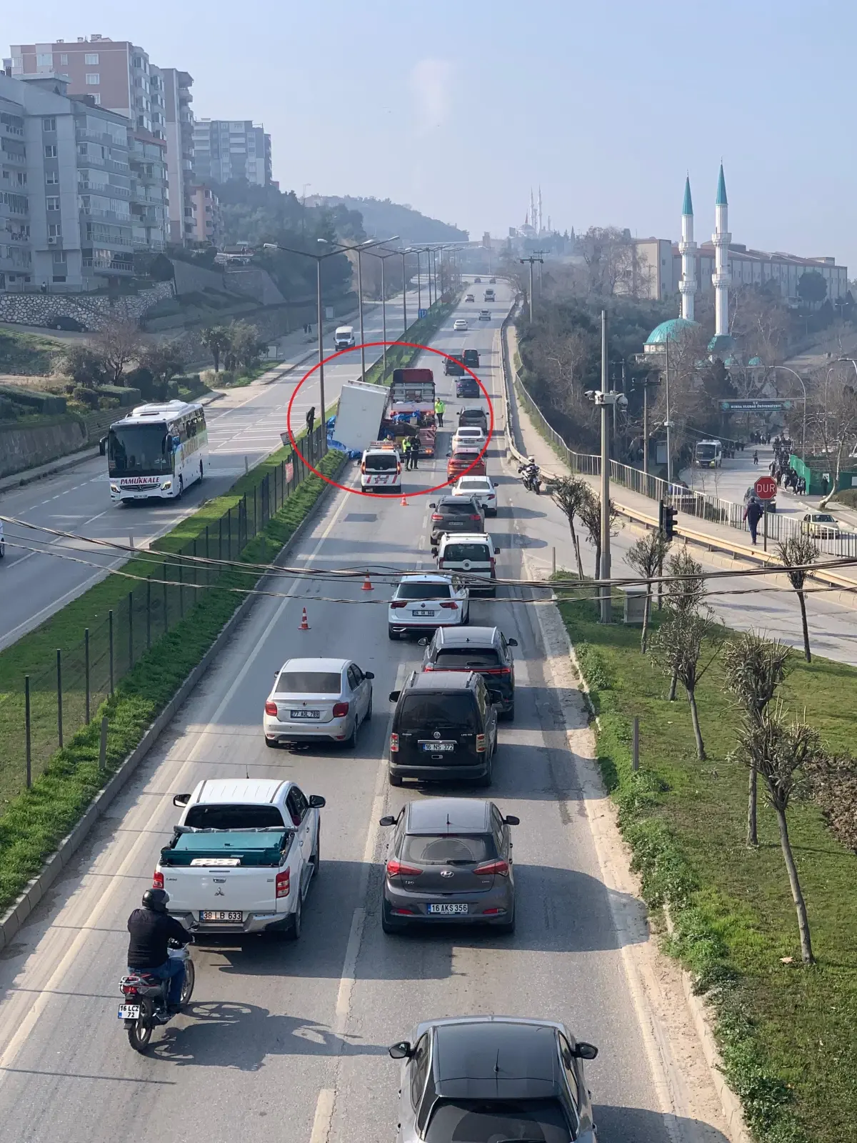 Gemlik\'te TIR\'ın Yükü Refüje Düştü, Yol Trafiğe Kapandı
