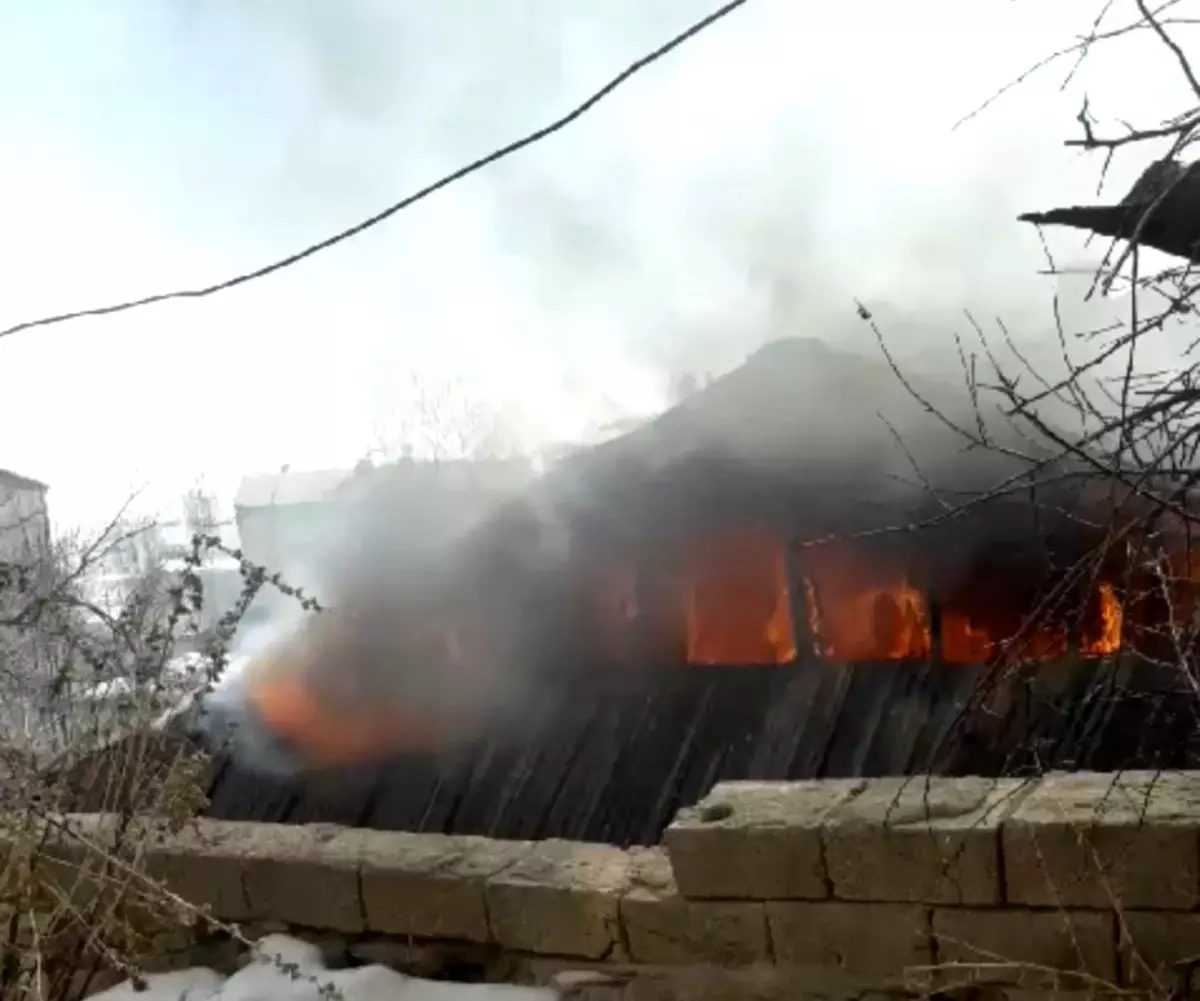 Yüksekova\'da Yangın: Bir Ev Kullanılamaz Hale Geldi