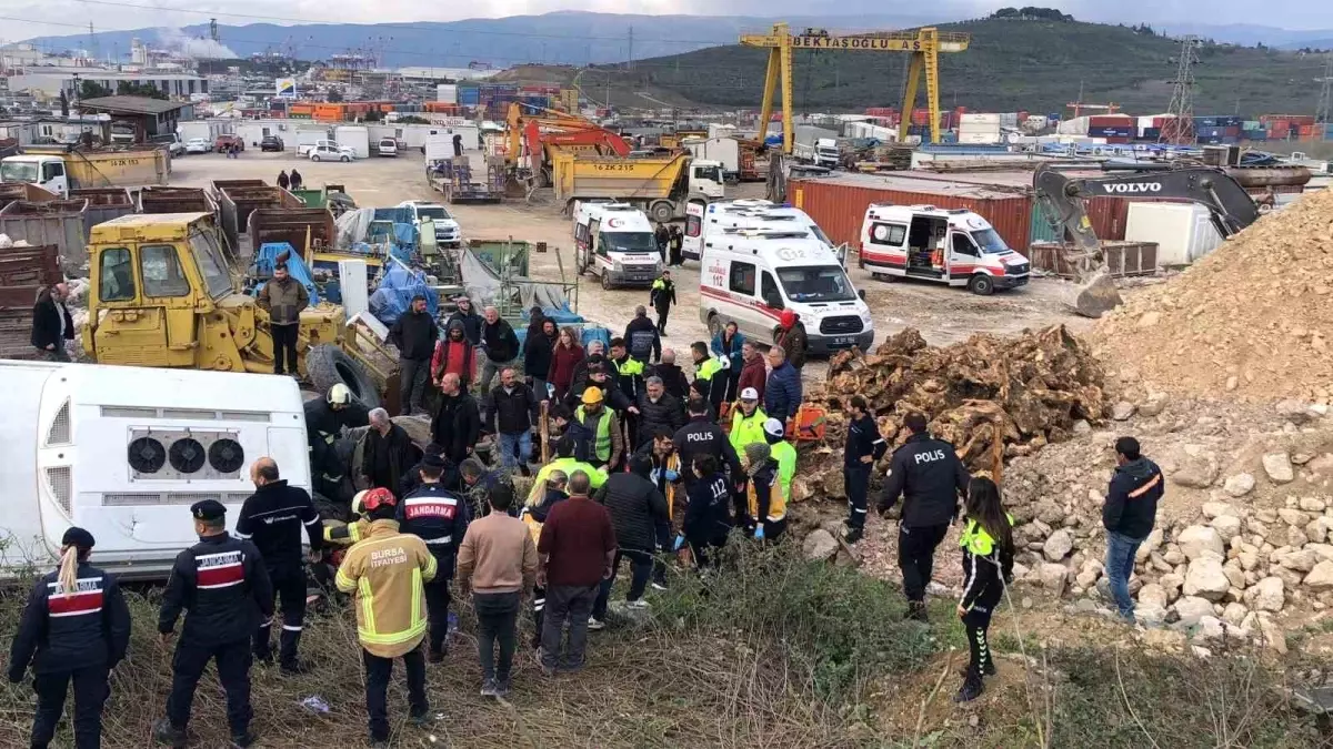 Gemlik\'te Servis Otobüsü Kaza Yaptı