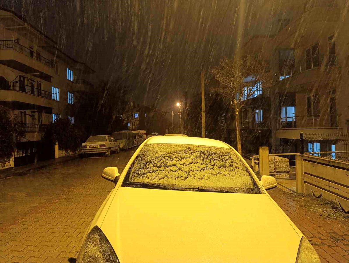 Afyonkarahisar\'a Kar Yağışı Başladı
