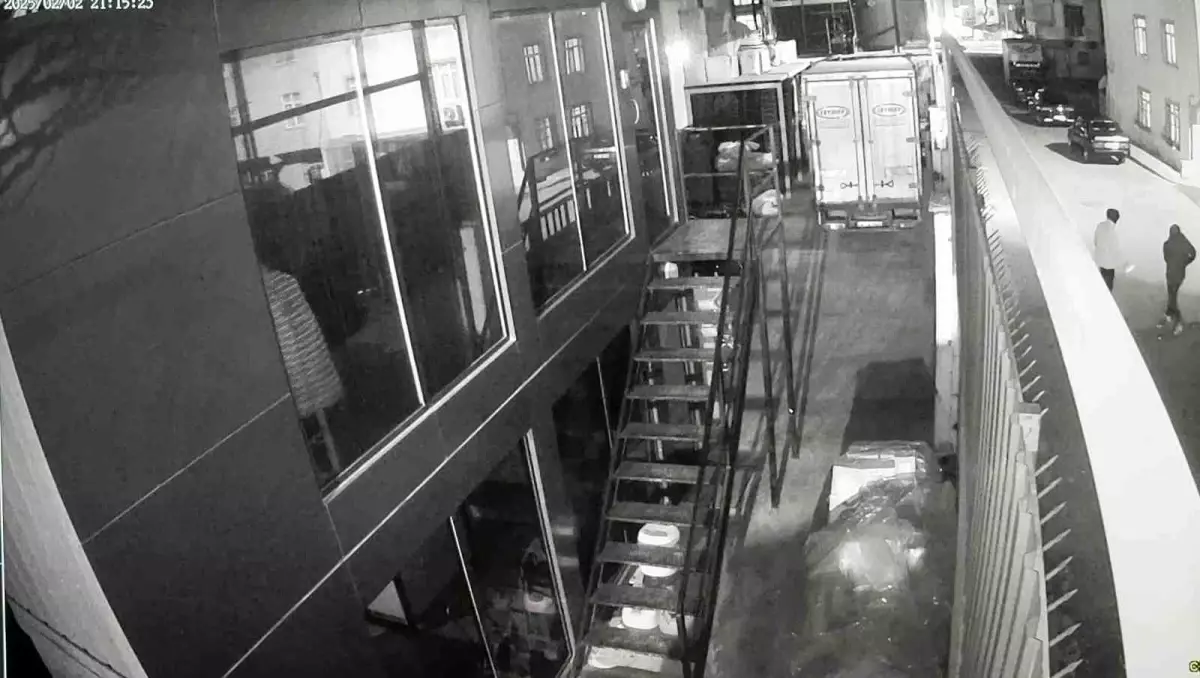 Arnavutköy\'de Bıçaklı Kavga: 16 Yaşındaki Genç Öldürüldü