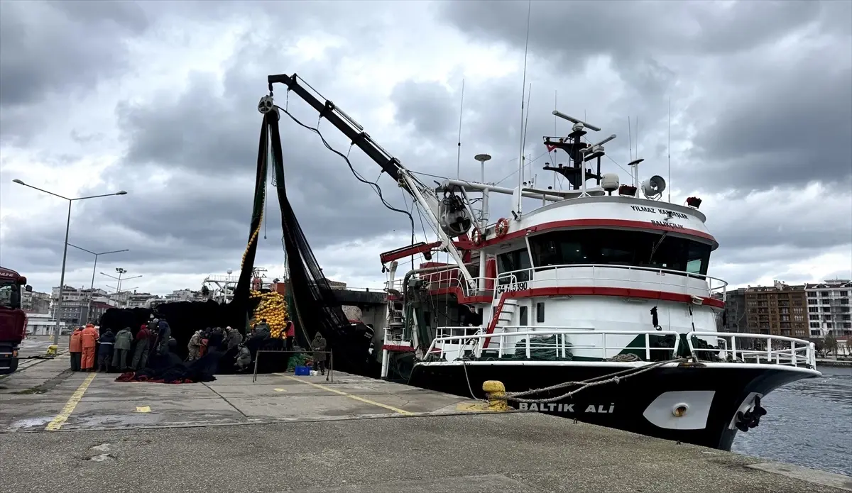Balıkçılar Sinop Limanı\'na Sığındı