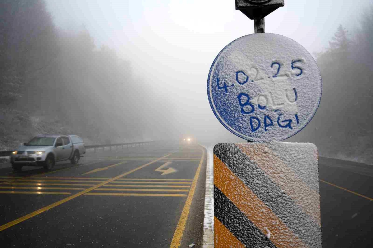 Bolu Dağı\'nda Kar ve Sis: Görüş Mesafesi 35 Metreye Düştü