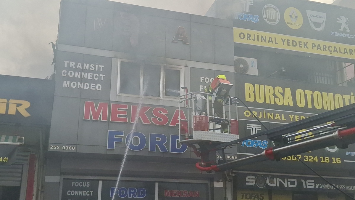Bursa\'da Oto Aksesuar Dükkanında Yangın