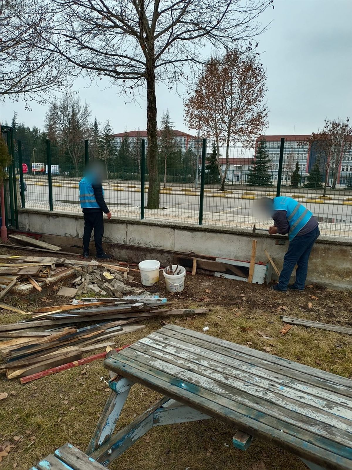 Çorum\'da denetimli serbestlik yükümlüleri okullarda bakım onarım yaptı