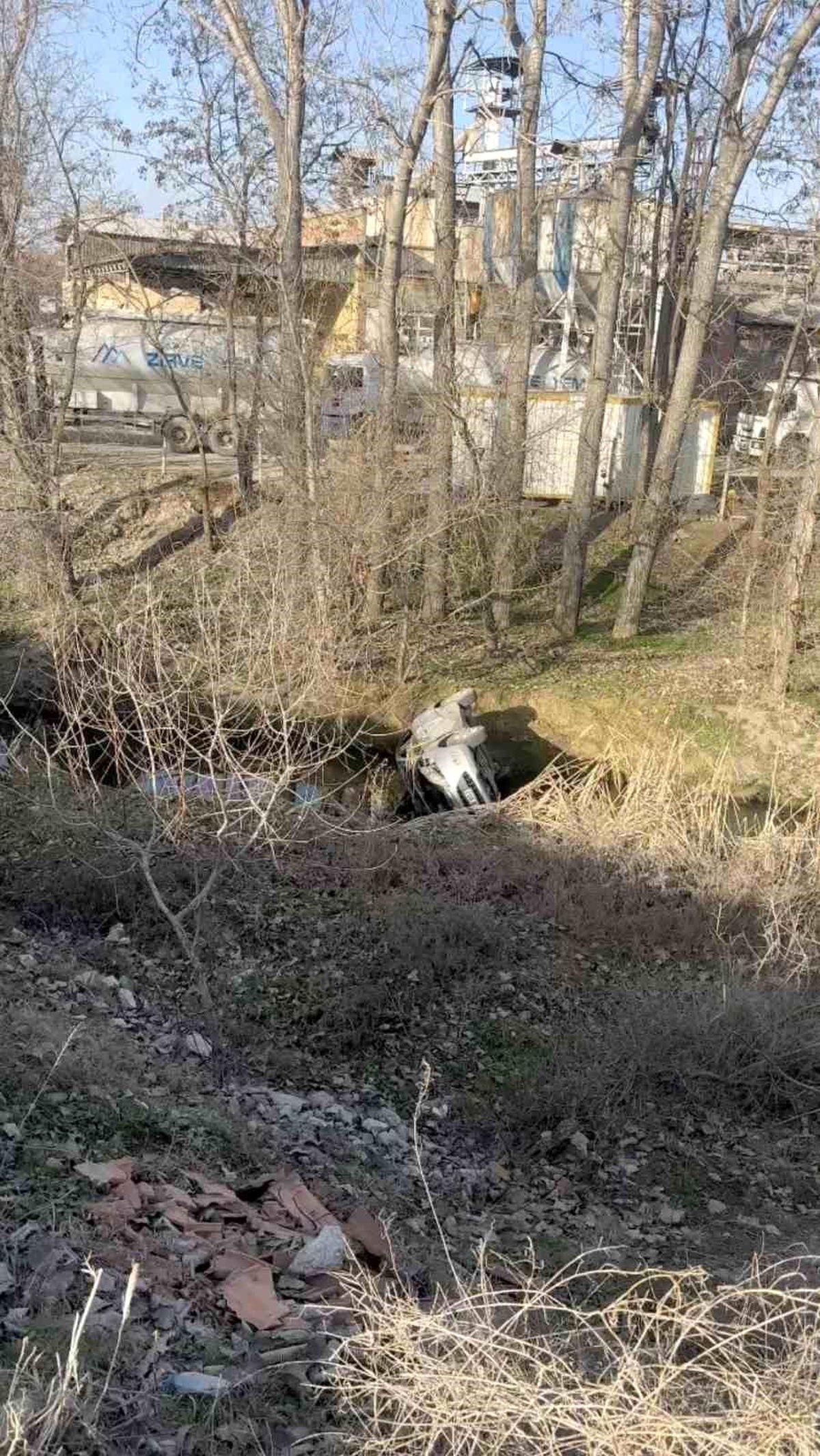 Çorum\'da Araç Dereye Uçtu, Sürücü Yaralı