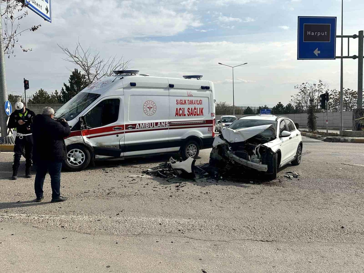 Elazığ\'da ambulans ile otomobil çarpıştı: 2 yaralı