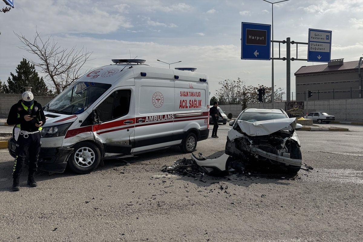 Elazığ\'da ambulans ile otomobilin çarpıştığı kazada 2 kişi yaralandı
