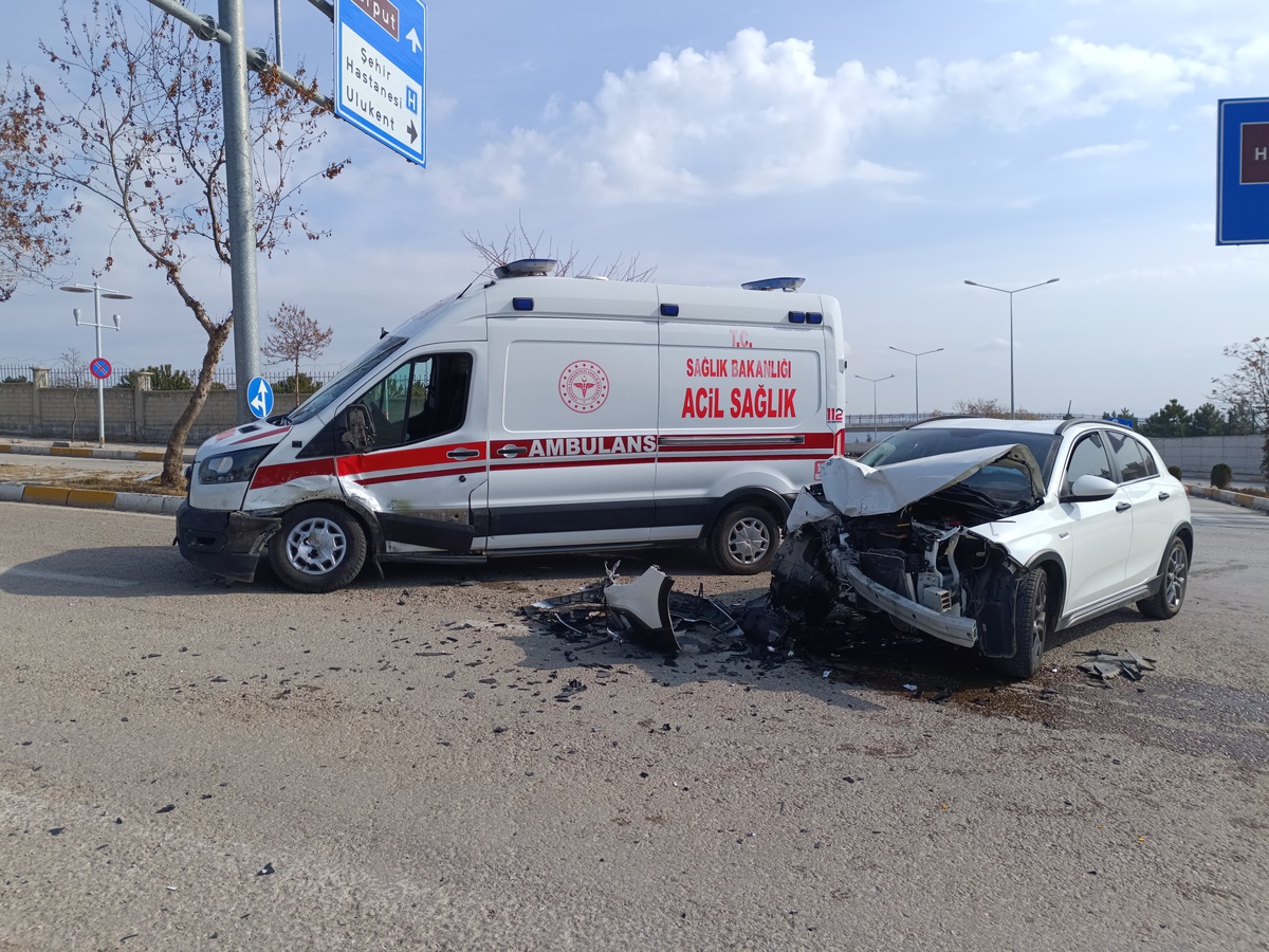 Elazığ\'da Ambulans ile Otomobil Çarpıştı: 2 Yaralı