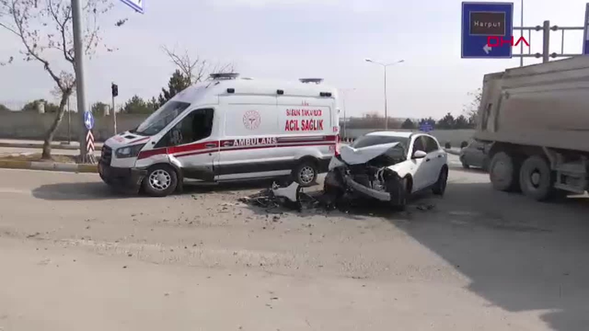ELAZIĞ\'da ambulans ve otomobil çarpıştı: 2 yaralı