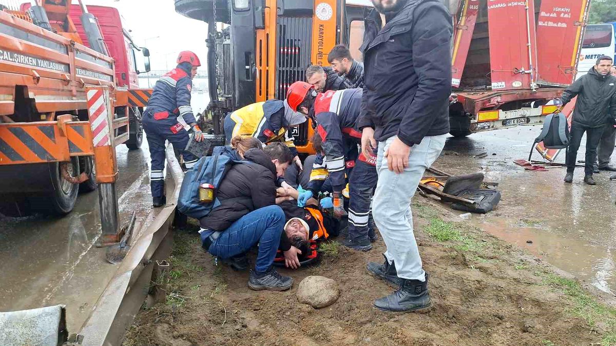 Trabzon\'da Kamyon Devrildi, İşçi Hastaneye Kaldırıldı