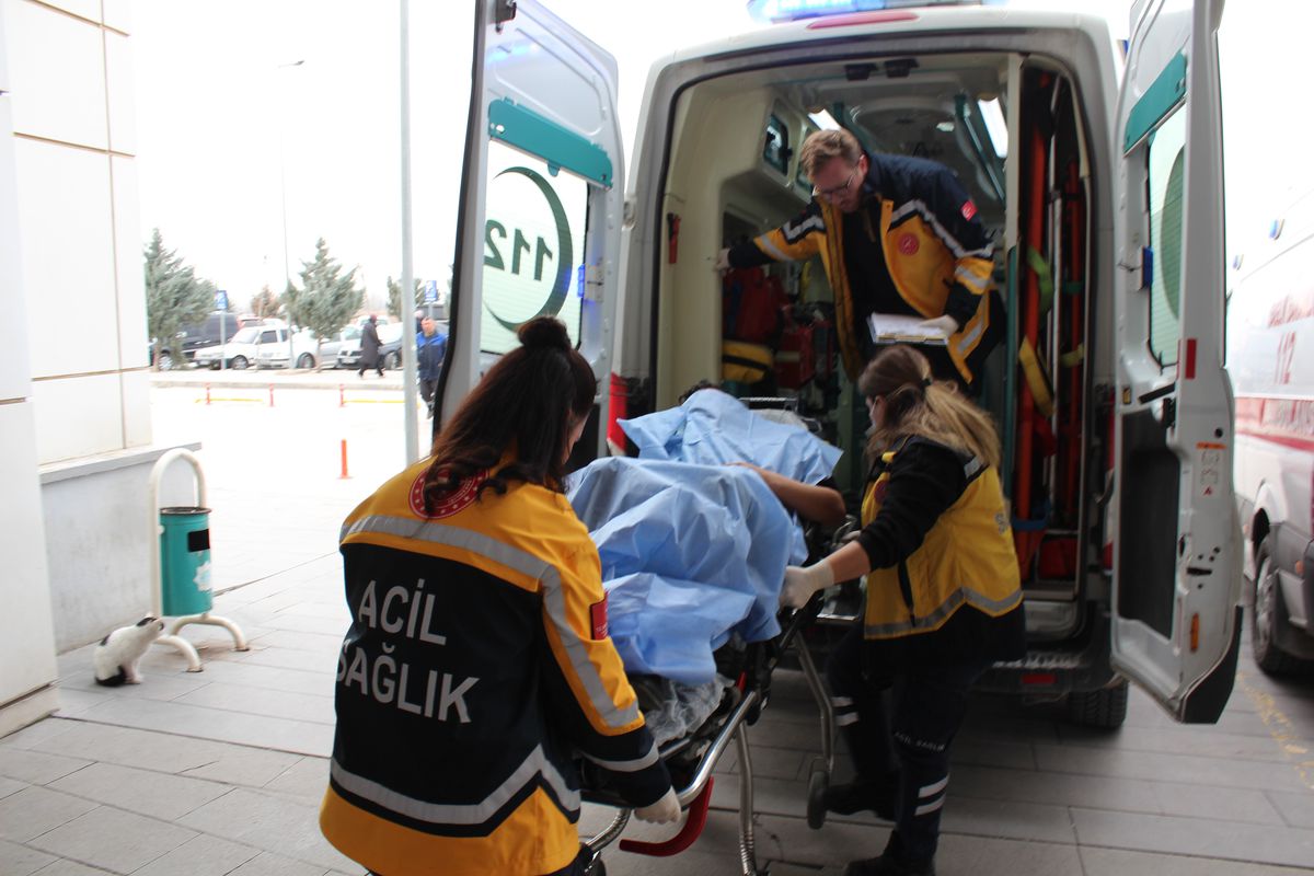 Aksaray\'da Emlakçıda Kardeşini ve Yeğenini Bıçakla Yaralayan Kişi Teslim Oldu
