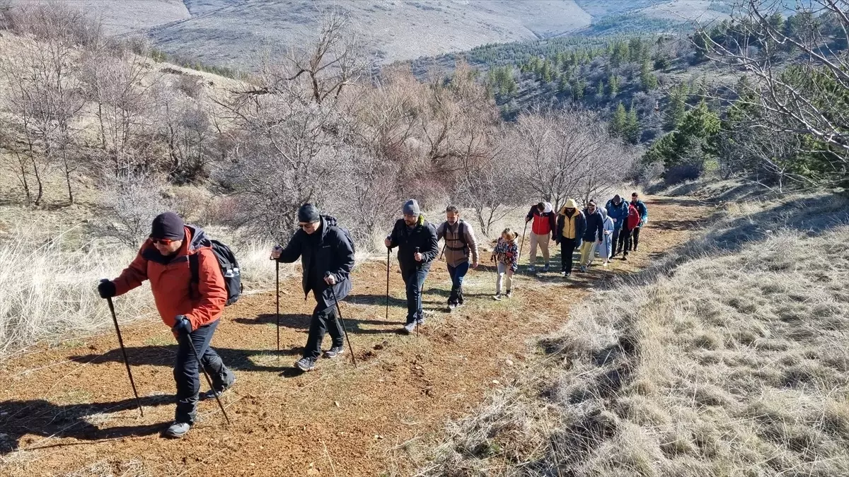Kırşehirli dağcılar, Kervansaray Dağı\'nın zirvesine tırmandı