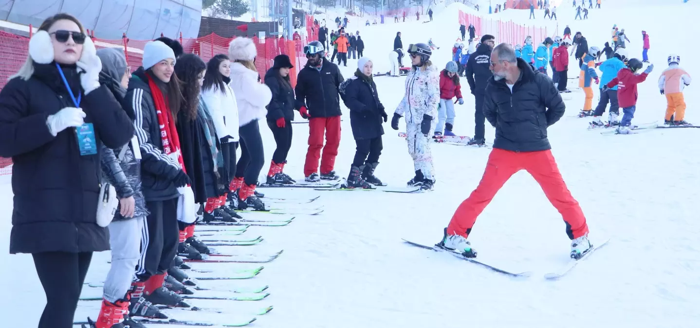 Kış Sporları Kampı\'na Katılan Kız Öğrenciler, Erzurum\'da Eğitiliyor