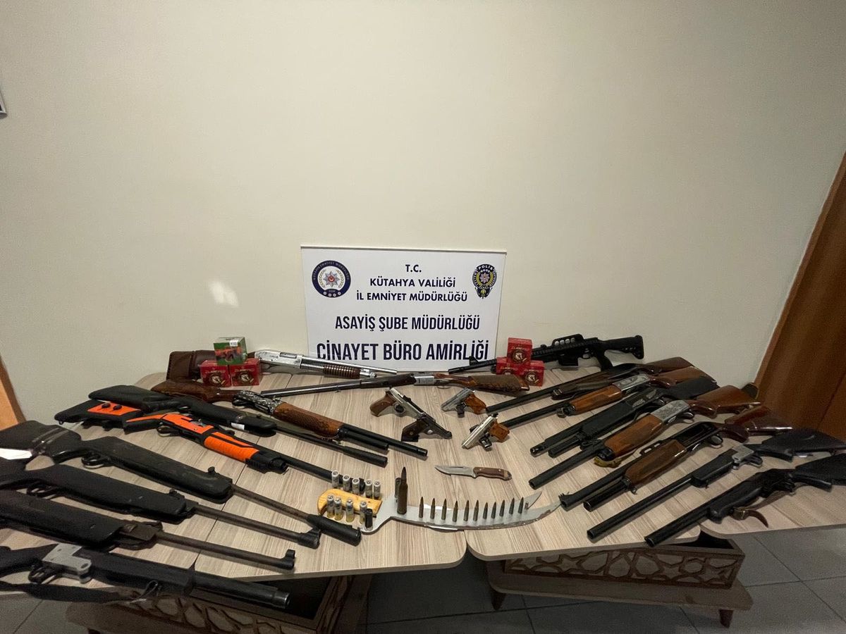 Kütahya\'da Sosyal Medya Üzerinden Silah Paylaşan 12 Şüpheli Gözaltına Alındı