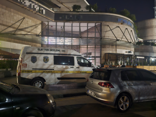 Kuyumcudan 3 kilo altın çalan hırsız 2 gündür AVM içinde aranıyor