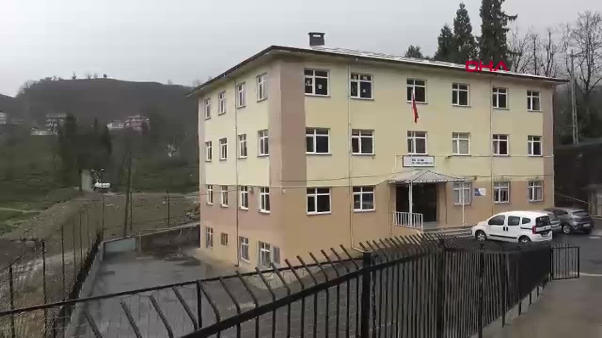 Rize\'de Heyelan Nedeniyle Ortapazar Ortaokulu\'nda Eğitime Ara Verildi