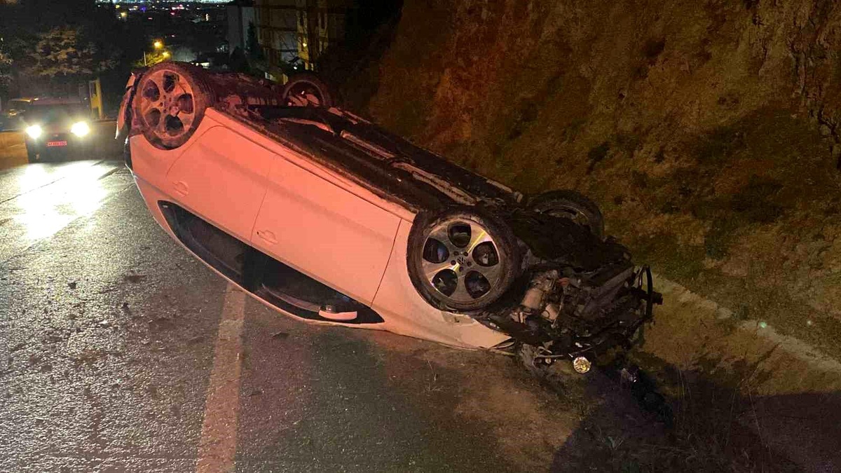 İzmit\'te Takla Atan Araç, Sürücü Yaralanmadan Kurtuldu