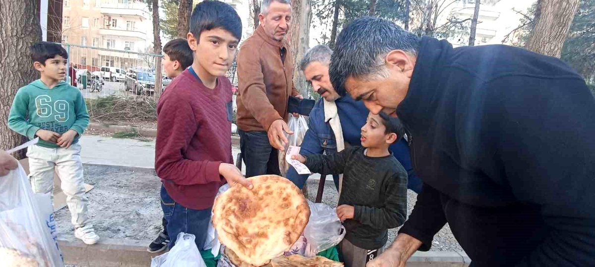 Tandır Ekmeğiyle Geçim Sağlayan Çocuklar