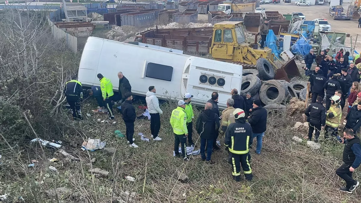 Bursa\'da İşçi Servis Otobüsü TIR ile Çarpıştı: 10 Yaralı