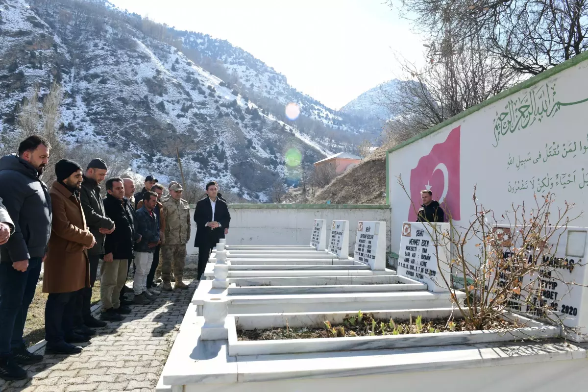 Çığ faciasında şehit olan güvenlik korucuları mezarları başında anıldı