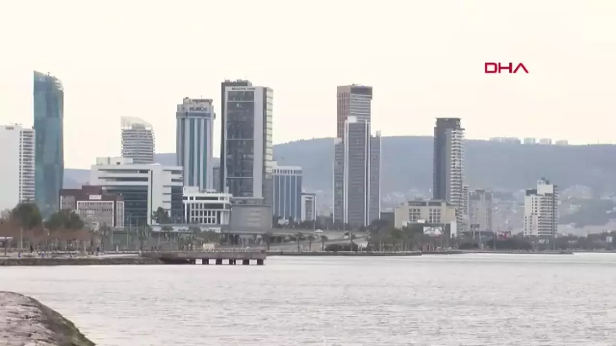 Ege Denizi\'ndeki Depremler ve Tsunami Riski