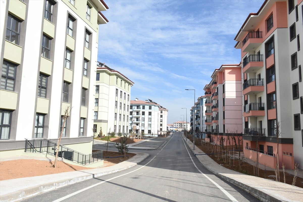 Depremzedelere TOKİ Konutları Teslim Edildi