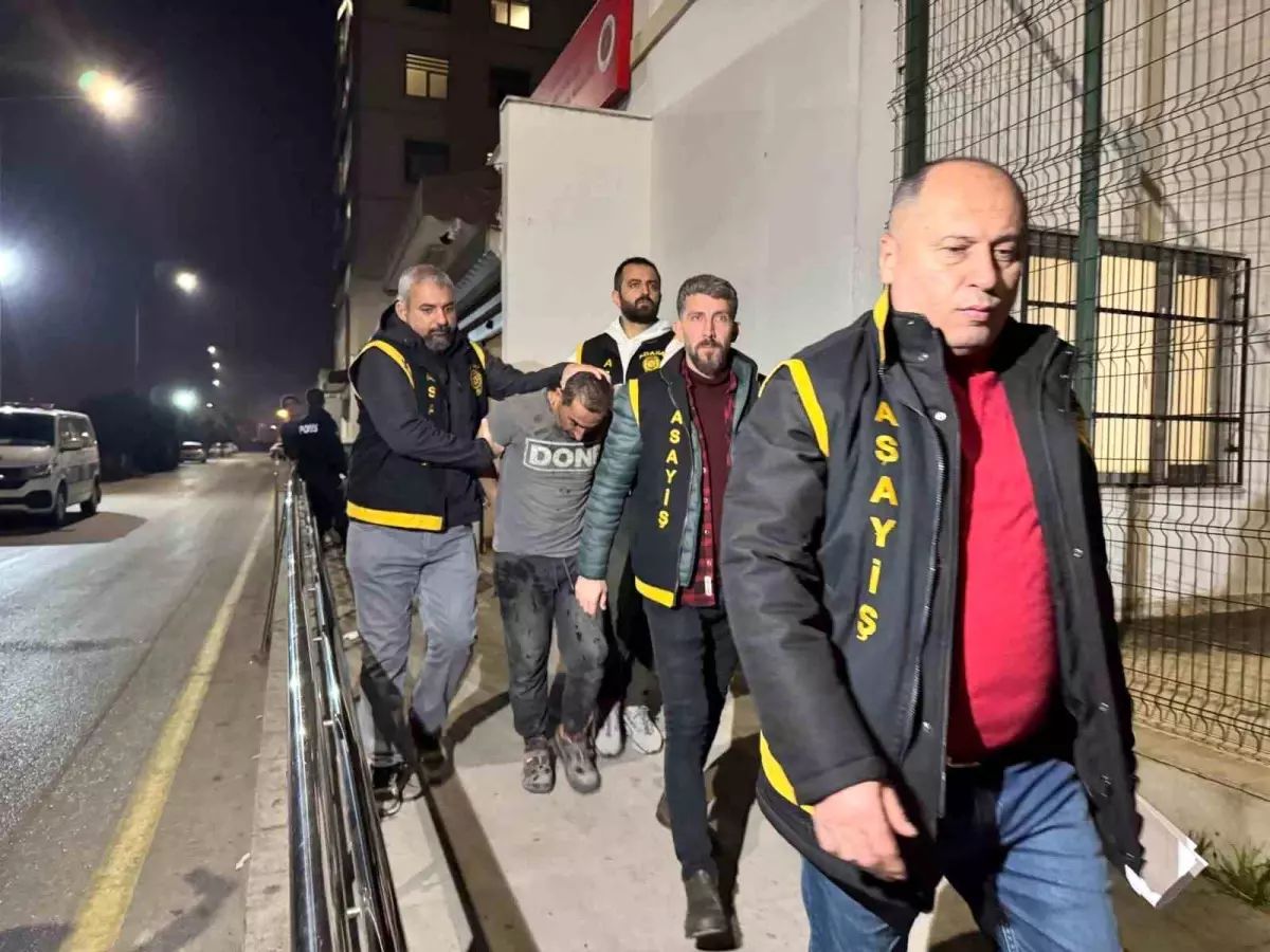 Adana\'da AVM Hırsızı 3 Gün Havalandırmada Saklandı