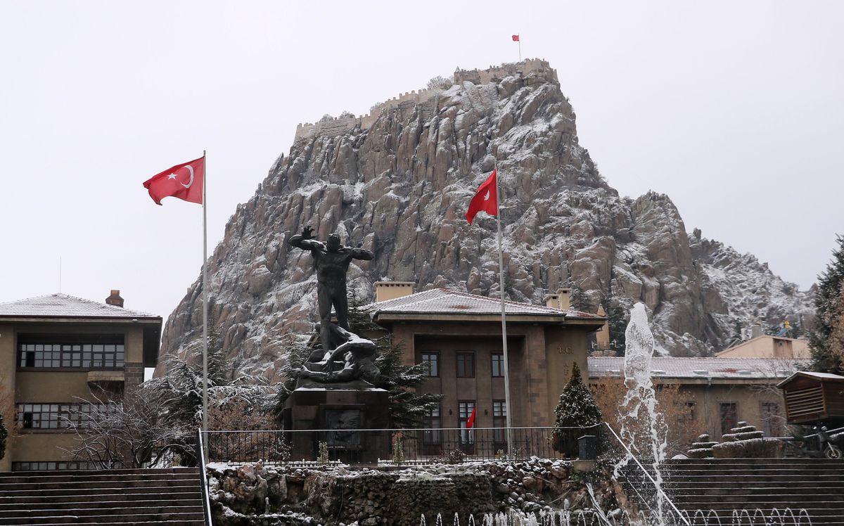 Afyonkarahisar\'da Kar Yağışı Kenti Beyaz Örtüyle Kapatıyor