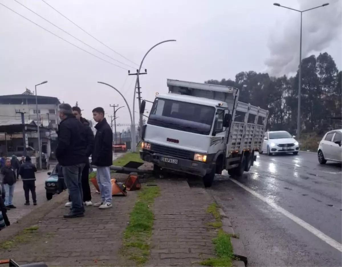 Kamyon Trafik Lambasını Devirip Yaya Üzerine Düzdü