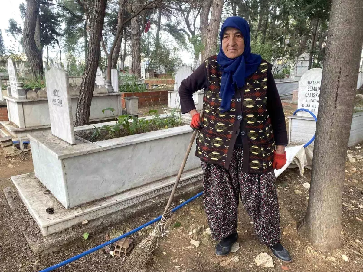 75 Yaşındaki Raziye Atik, 20 Yıldır Mezarlık Temizliğine Destek Oluyor