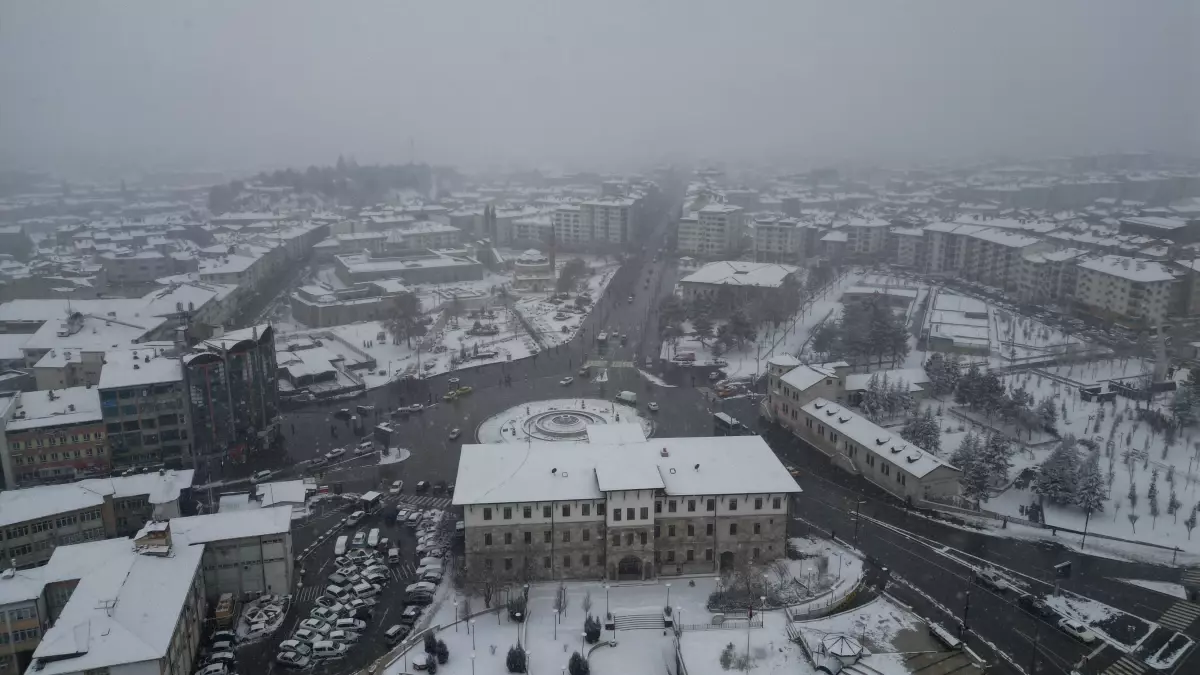 Sivas Beyaza Büründü: Kar Yağışı Havadan Görüntülendi