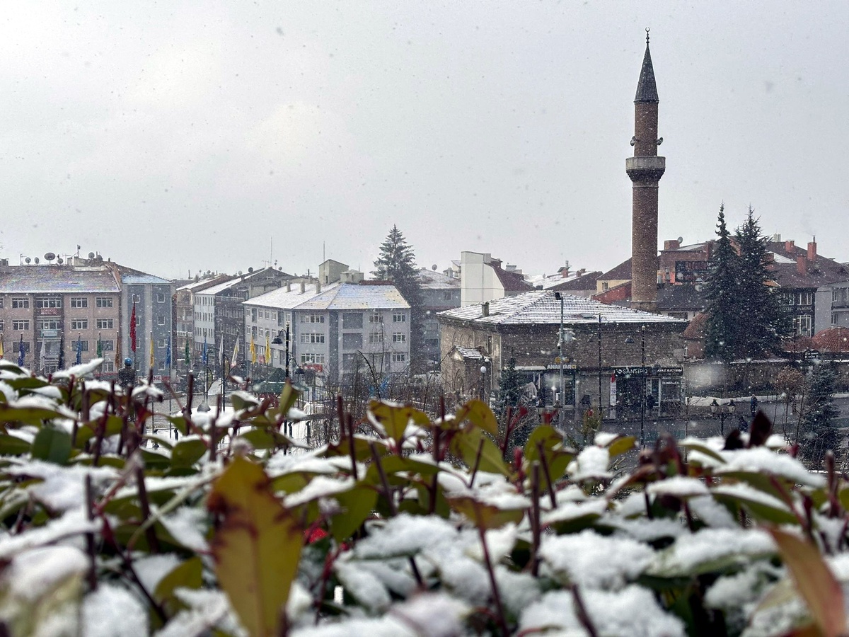 Bolu\'da Hafif Kar Yağışı Ulaşımı Olumsuz Etkilemedi