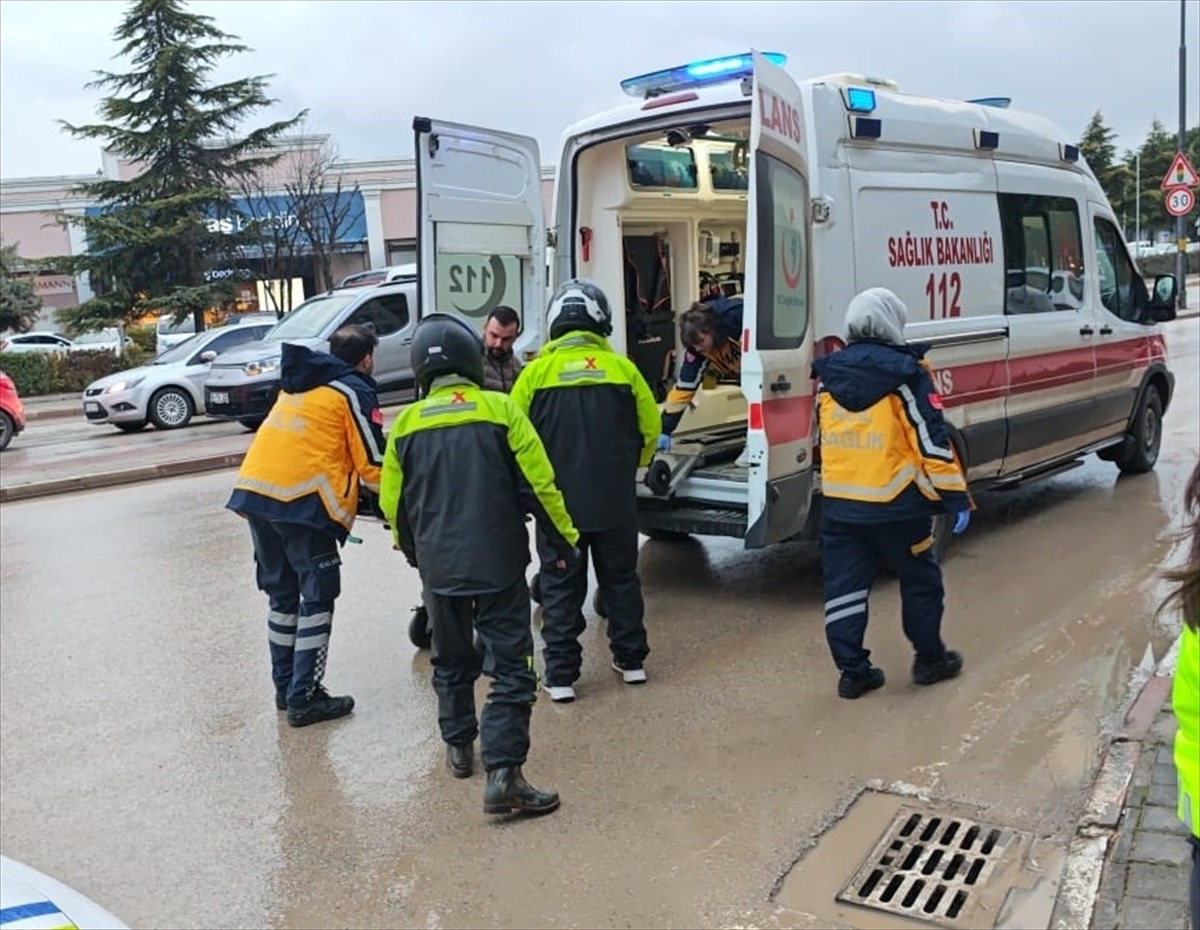 İnegöl\'de Motosiklet Kazası: Sürücü Yaralandı