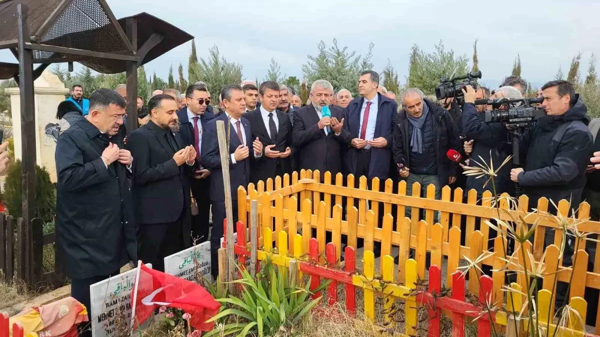 CHP Genel Başkanı Özel, Adıyaman\'da deprem şehitliğine karanfil bıraktı